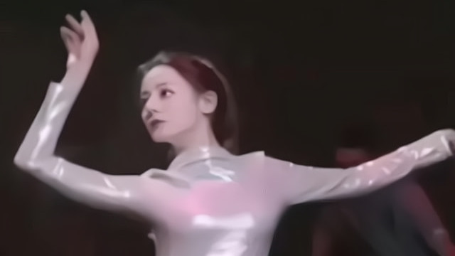 迪丽热巴|迪丽热巴早期广告被翻出，穿高领长裙松松垮垮，被质疑整过形