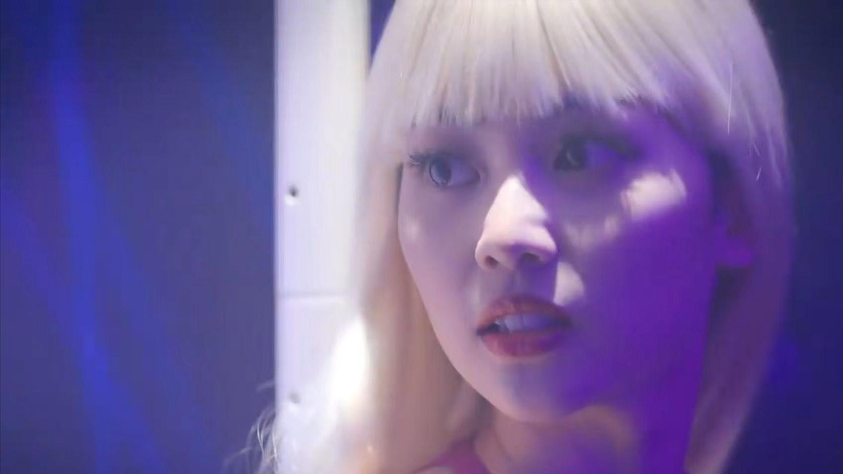 钢管舞|突破！港姐季军戴假金发变身小野猫跳钢管舞，与以往甜美形象差别大