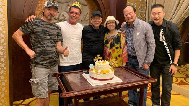 袁和平|元彪庆生画面曝光，四位影坛大咖现身送祝福，袁和平揽元秋好甜蜜