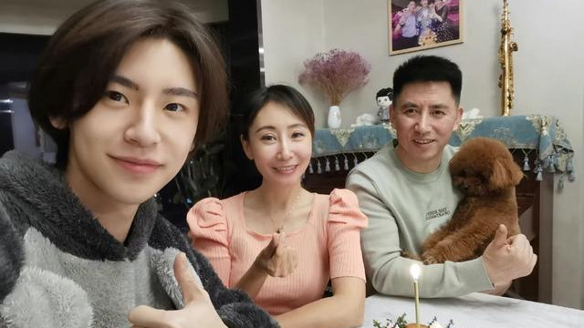 王琳凯|王琳凯晒全家福为母亲庆生，一家三口都是高颜值，庆生餐朴实无华接地气