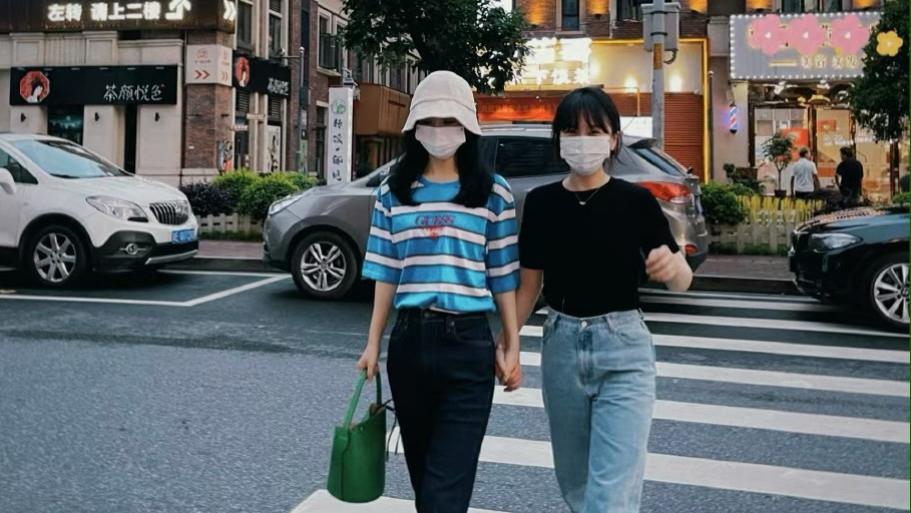 赵丽颖|闺蜜晒与赵丽颖合照，二人手牵手逛街心情好，熬大夜谈心姐妹情深