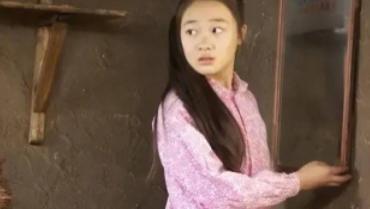 妒忌心有多可怕？少女亲眼看着姐姐被拖进小巷见死不救