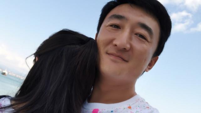 心肌梗塞|41岁演员刘伯勋心梗离世，与妻子丁怡菲甜蜜照曝光，私下超幸福