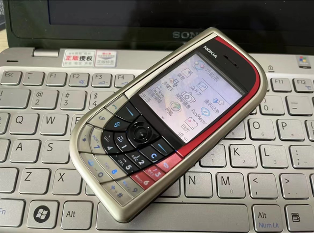 诺基亚|曾经红遍全球的诺基亚“柳叶刀”，如今沦为70元电子垃圾