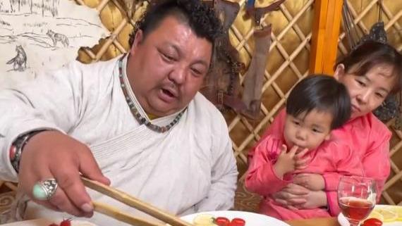 丝瓜|网红“恩克”罕见吃西餐，大号酒杯令人咋舌，网友：活久见