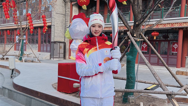 朱婷|女生太高不好买裤子！2米朱婷和1米95张常宁当火炬手，裤子又短了
