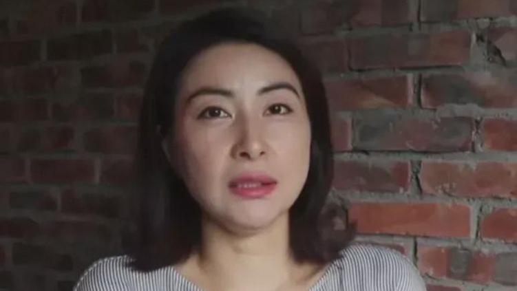 魔幻手机|记者：豪门还买便宜货？郭晶晶：这就值3块钱，不能强迫人卖300吧