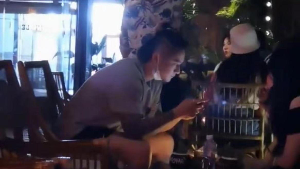 蒋劲夫|蒋劲夫在长沙酒吧被偶遇，喝3元水身材壮硕，身旁坐一位长发辣妹