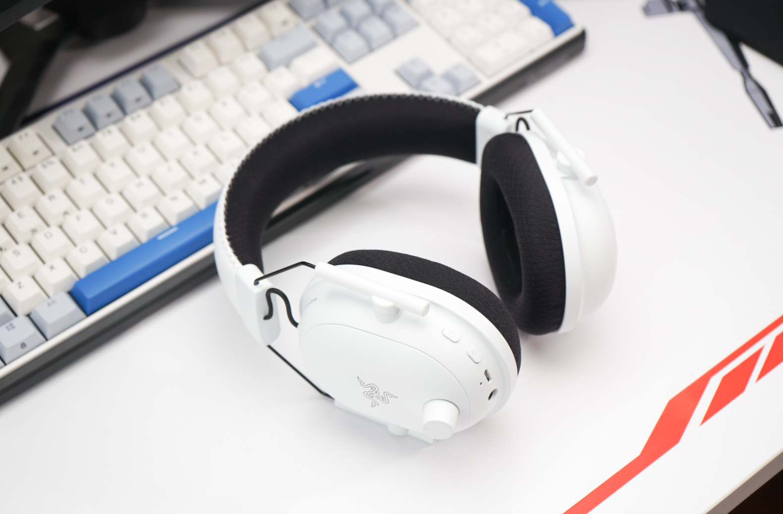 雷蛇|纯白外观还不夹头!618给入手第一弹——雷蛇旋风黑鲨V2专业版