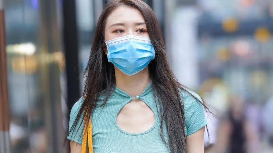 牛仔裙搭配绿色T恤，成为一道美丽的景色