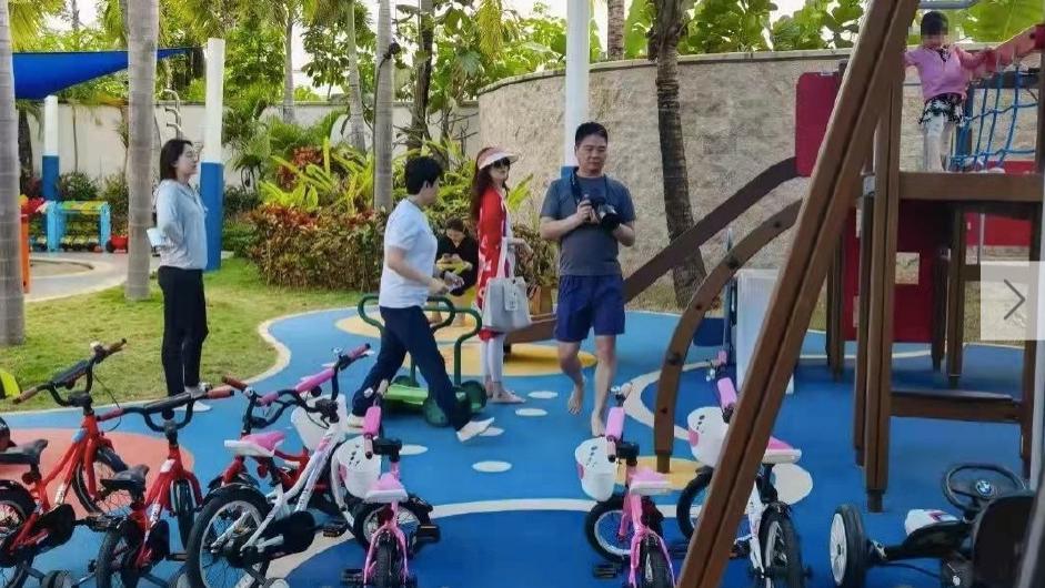 章泽天|章泽天一家度假被偶遇，刘强东负责拍照，夫妻俩打扮似两代人