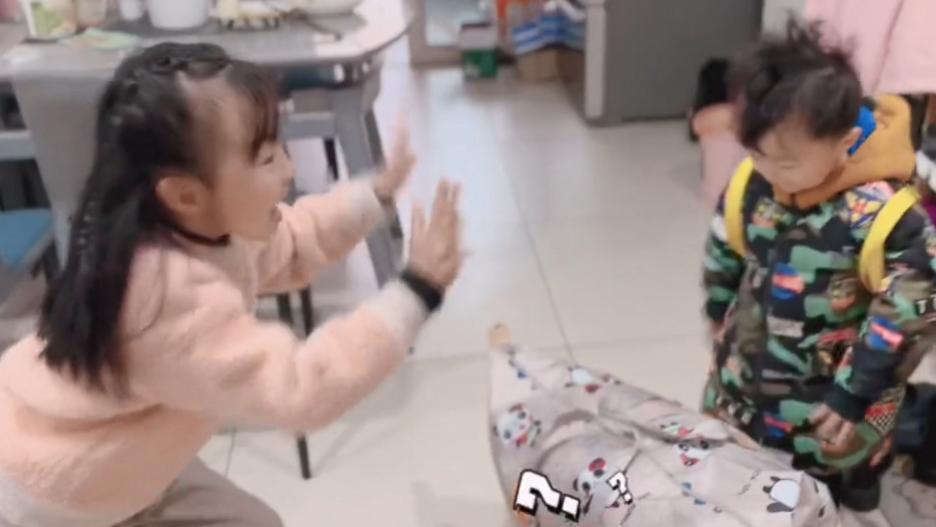 奇奇|田静晒奇奇悦悦上学，熊磊紧随其后，称楷楷周一就要开学了