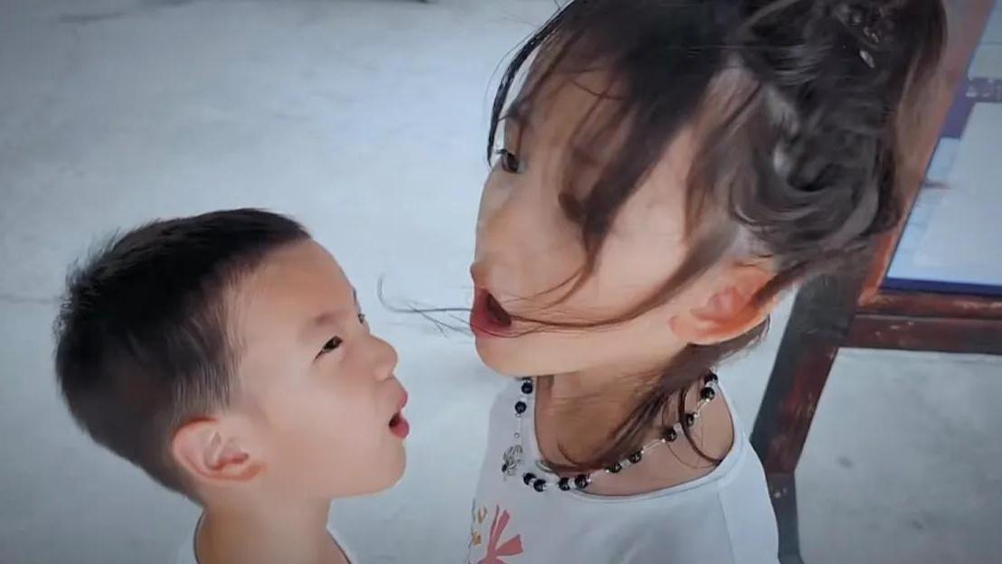 孙莉|孙莉带俩儿女游动物园，多妹对弟弟照顾有加，互动温馨有爱