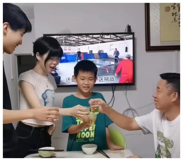 孙海洋冒雨接大儿子孙卓，国庆孙卓被猜回山东了，孙悦给出回应