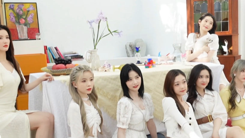 硬糖少女303|硬糖少女拍“解散写真”，希林俏皮，刘些宁美貌，王艺瑾衣服显壮