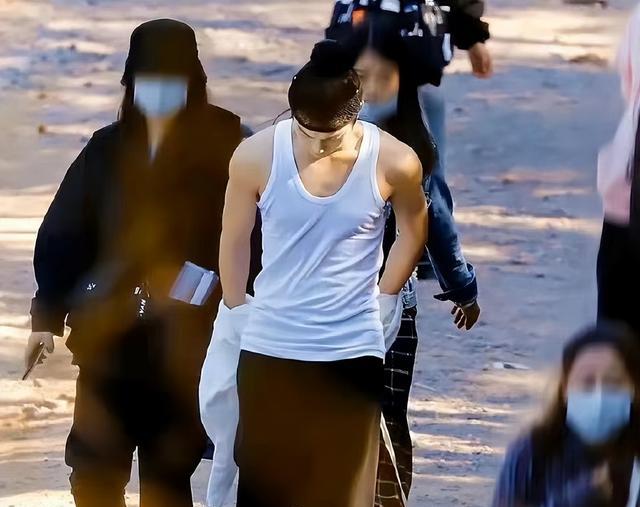 许凯|《爱的二八定律》路透曝光！许凯穿运动装打篮球，颜值和杨幂好配