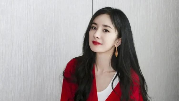 杨幂|杨幂真是足够现实又清醒，表面看似是小女生类型，其实她做事很干脆