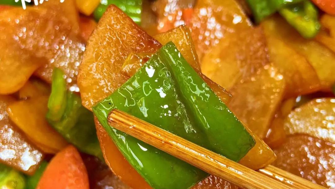 经典下饭神器——青椒火腿炒土豆片