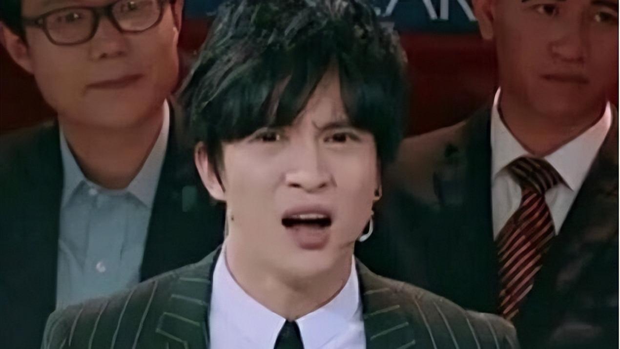 薛之谦|“作秀歌手”薛之谦：洪灾爬电线杆惹众怒，却为揭节目内幕赌