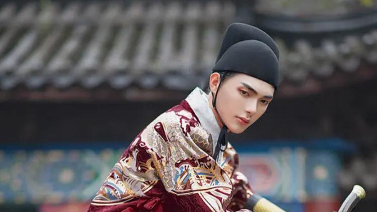 将军可有喜欢的人？女皇说完，意外对上将军炽热的眼神……