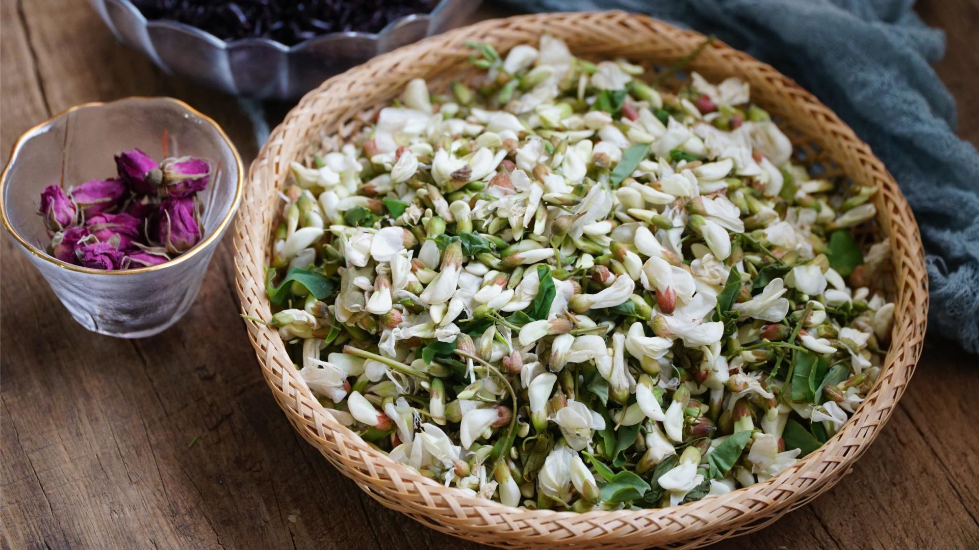 下酒菜|槐花在我家吃得勤，蒸窝头，炒鸡蛋都不如这吃法，好吃容易上瘾