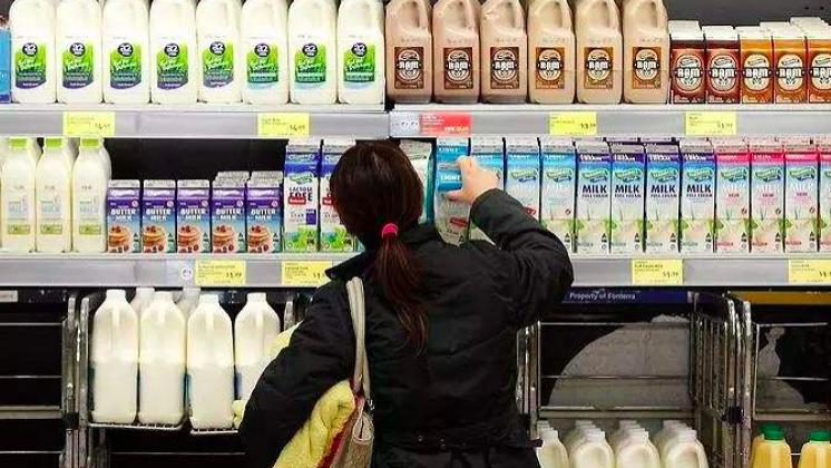超市买牛奶时，不管是啥牌子，认准这“三个字”，选出优质纯牛奶