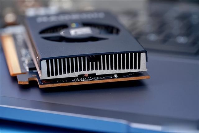 显卡|仅一部iPhone大小！撼讯RX6400显卡图赏