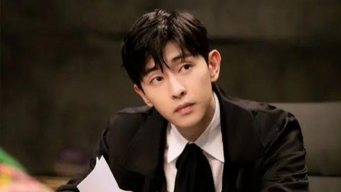 邓伦|邓伦偷税漏税被查，自毁前程，他忘了当年被人抢走话筒时的尴尬