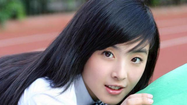 张含韵|她15岁凭一首歌走红，两次传出绯闻，如今33岁很美却还是单身