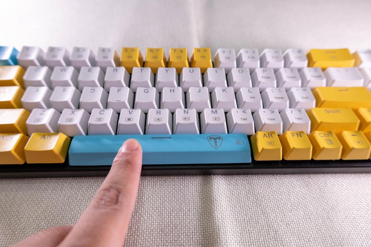 机械键盘|?【好物推荐】 ETi78键 彩色青轴机械键盘