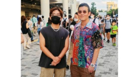 陈冠希|陈冠希在国外看球赛，身穿花衬衫脚踩拖鞋，年近中年被指似赵本山