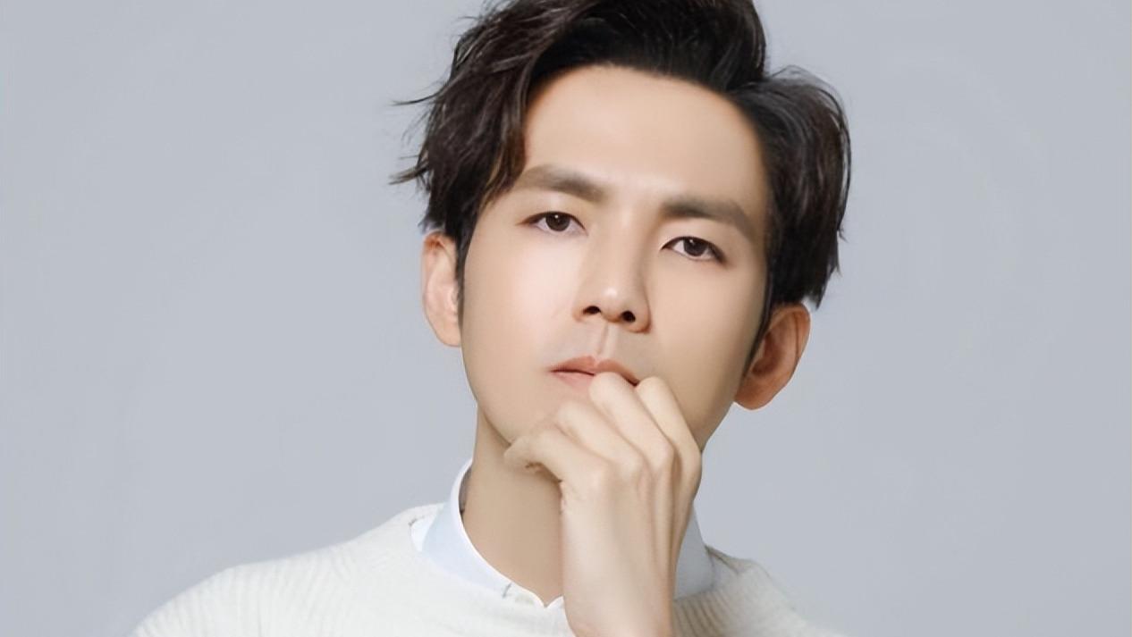 发型|?男人过了40岁，尽量避开这3种“发型”，油腻显老，颜值高也没用