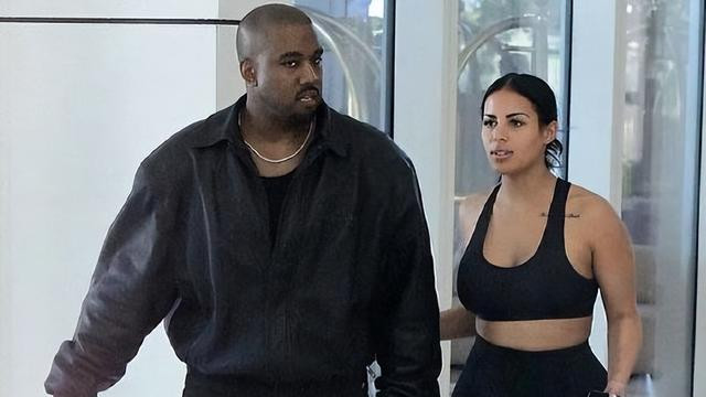 金·卡戴珊|侃爷24岁新女友晒时尚大片！穿紧身衣太像金卡戴珊，身材不输前妻