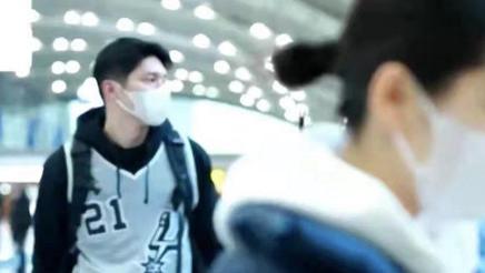 王子文|王子文与男友久违同框，吴永恩变篮球少年帮拎行李，热恋一年超甜