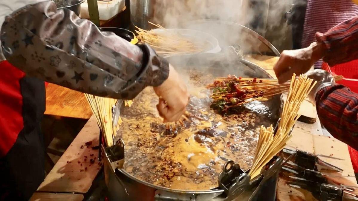 成都网红“厕所串串”，老板开宝马，每天食客爆满，人均50吃到涨肚皮！