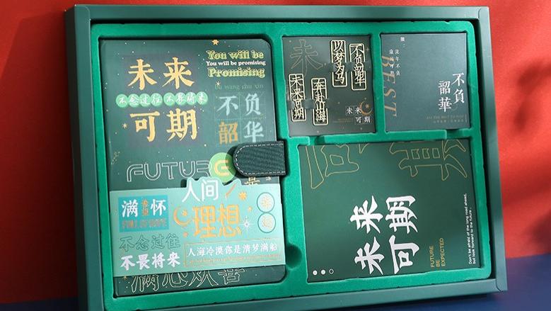 毕业礼物送什么好男生女生？ 毕业季送给全班同学的小礼物。