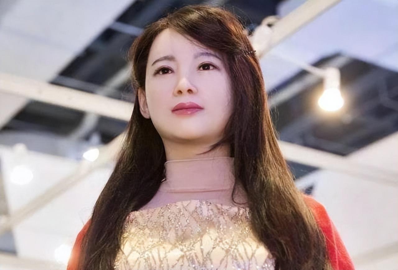 抖音|中国第一个美女机器人问世,和真人实在太像,而且还会多种动作