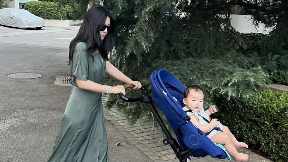 朱珠|朱珠与老公遛娃互拍，戴墨镜长发披肩长裙飘飘，妆容精致堪称辣妈
