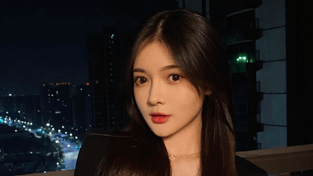 又是网红！王思聪带新女友现身餐馆，女友正面曝光清纯可人！