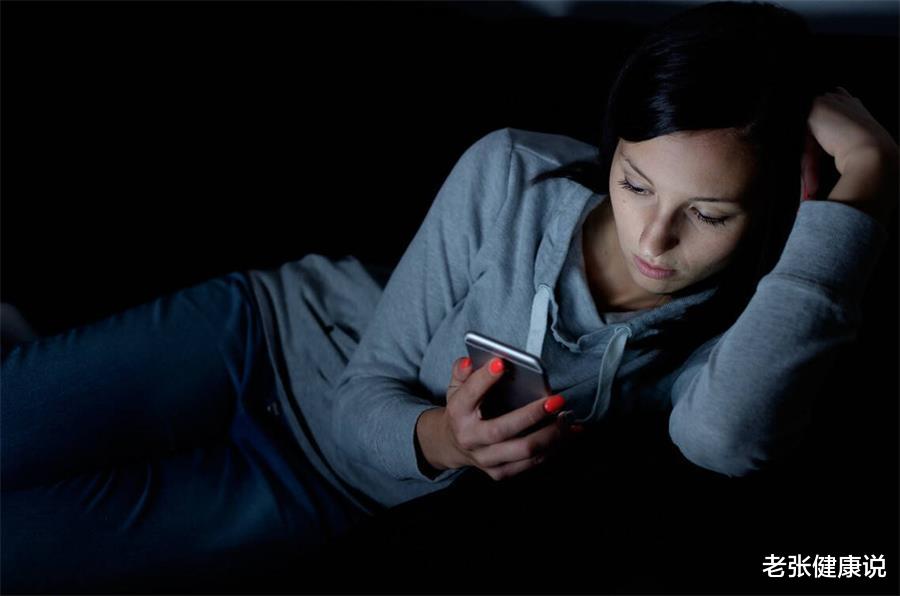 |关灯玩手机，可能给眼睛带来3个伤害，3种健康玩手机方式不妨看看