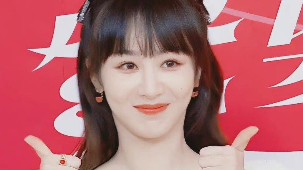 杨紫|杨紫直播白裙造型很甜美，简约大方有气质，面带微笑状态佳！
