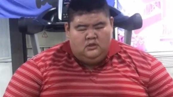 |作为“中国第一胖”的王浩楠体重出现了反弹，肚皮变成三层，被网友嘲像“千层饼”