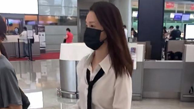 李沁|李沁穿着清凉现身机场，腿上淤青抢眼，助理颜值不输李沁