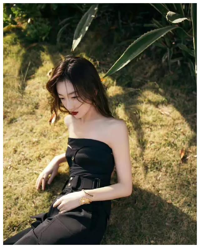 倪妮的香肩，许晴的梨涡，李小冉的美胸，这些中年成熟女星迷死人