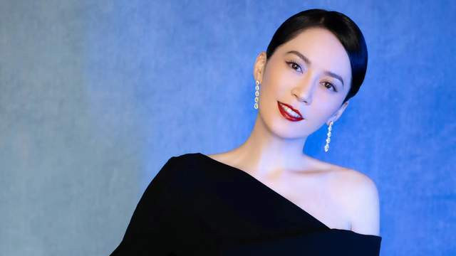 俞飞鸿|俞飞鸿：知性优雅，风华入骨，年过50依旧单身，直言有固定伴侣