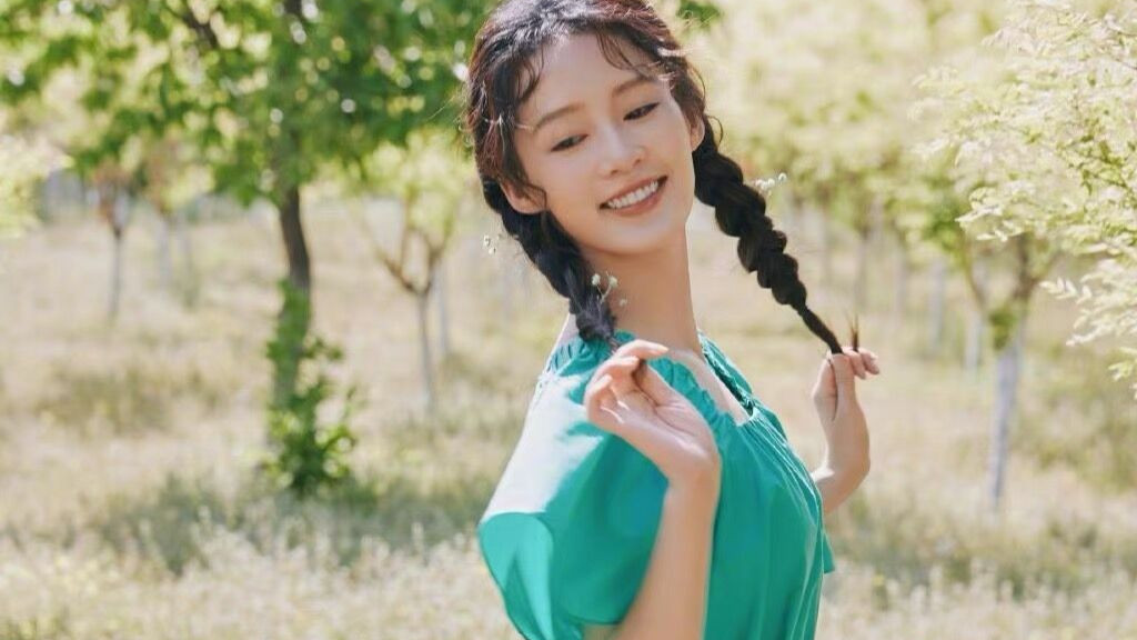 李沁|李沁新造型曝光，蓝色娃娃裙好清纯，这才是夏天的样子