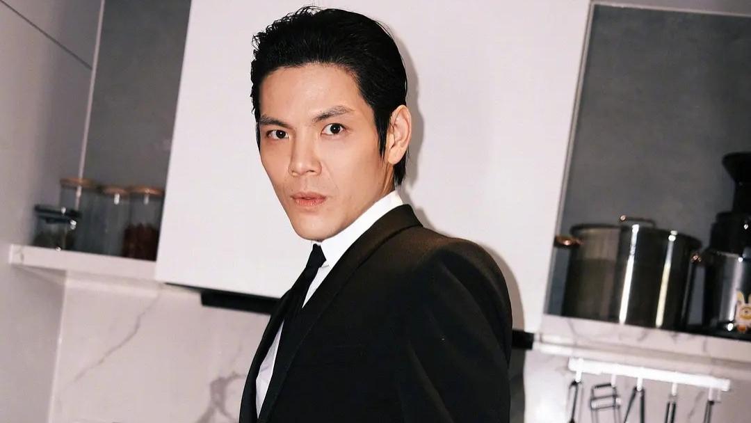 向佐|向佐出轨？向佐夜会神秘女子引争议，向太：这是他的一个大姐姐