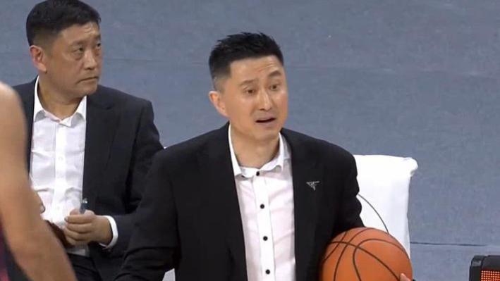 勇士队|破案了！广东快攻反击，周鹏传球出界，为何杜锋不留情面也要骂他？