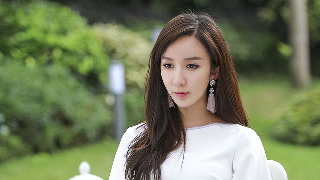 娄艺潇|走红毯转圈圈，被虞书欣气哭，被孟子义淘汰，娄艺潇如今无戏可拍