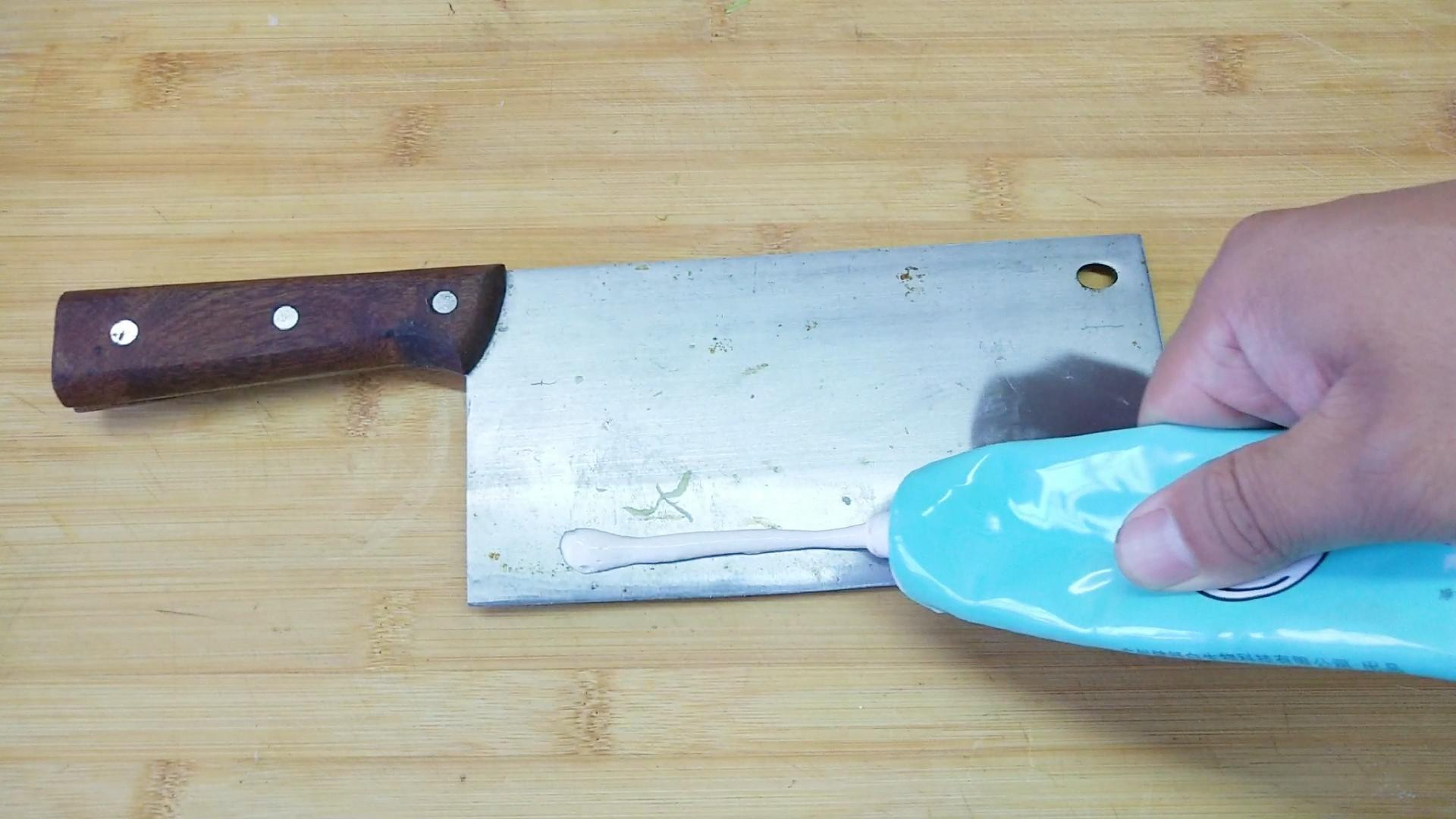 脱发|把牙膏抹在菜刀上，没想到这么厉害，家家户户都要用，快去试试